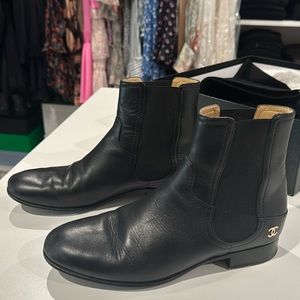 2016 Interlocking CC Logo Chelsea Boots
Size: 8.5 | IT 38.5 CHANEL